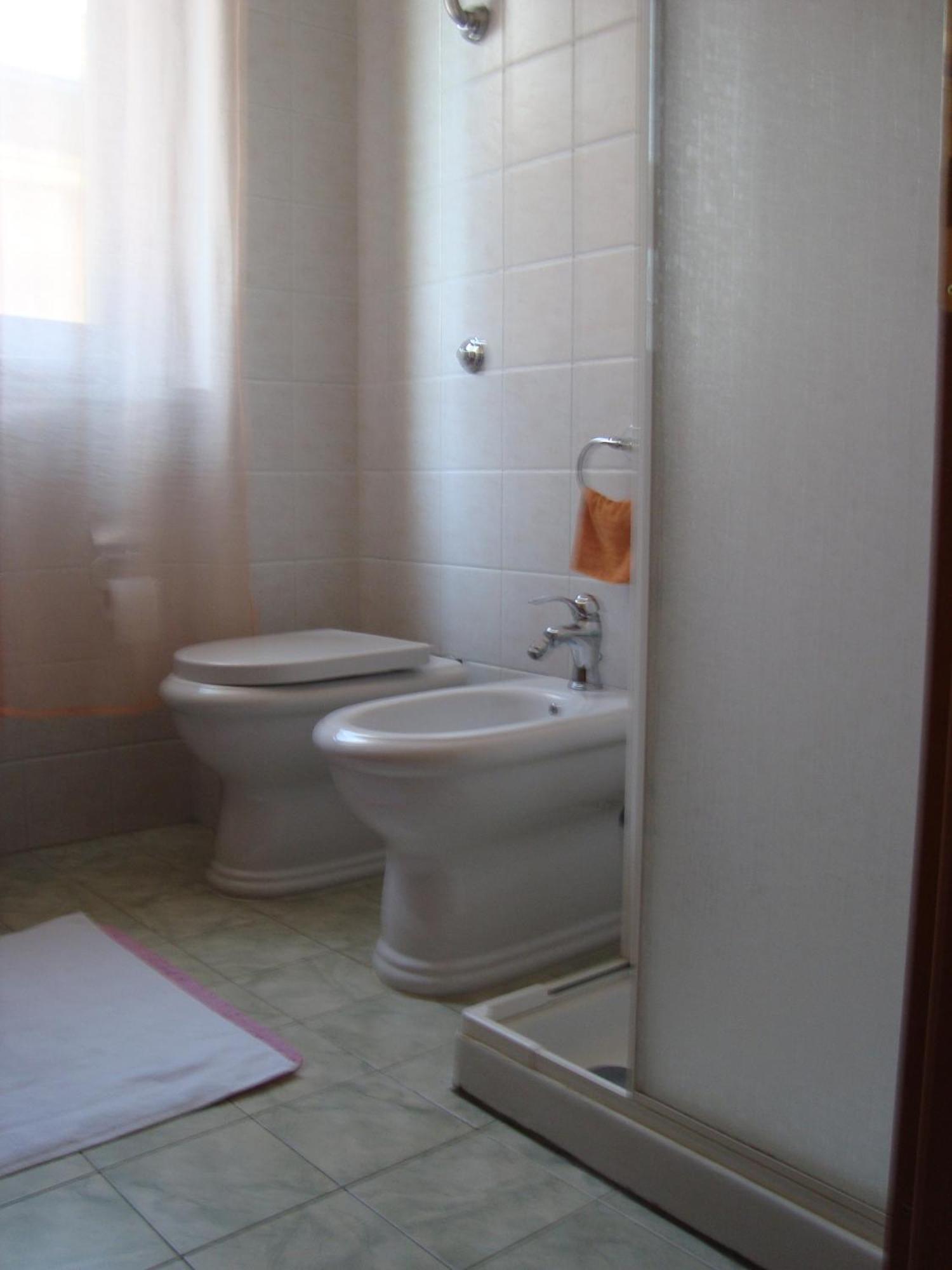 Residence Il Pino Саронно Экстерьер фото